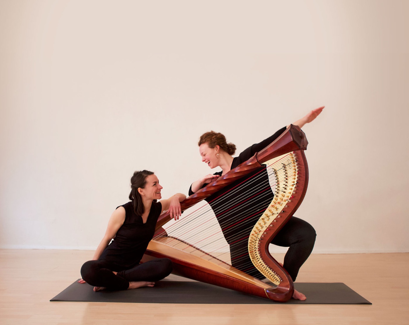 Esther Langer, Harfenistin und Elena Skrbek, Harfe und Yoga